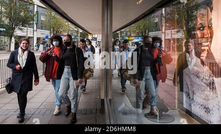 London, Großbritannien. 17. Oktober 2020. Einkäufer mit Gesichtsmasken vor einem Einkaufszentrum in Ealing, West-London. Das Office for National Statistics (ONS) hat berichtet, dass die bestätigten Coronavirus-Fälle in der Hauptstadt 67,000 übersteigen, wobei Ealing die höchste Covid-19-Rate unter den Londoner Stadtbezirken mit 144 Fällen pro 100 hat. Nach der Ankündigung der britischen Regierung ist die Hauptstadt heute von Tier 1 auf Tier 2 umgezogen, was ein Verbot der sozialen Vermischung in Innenräumen zwischen den Haushalten in der Hauptstadt bedeutet. Kredit: Stephen Chung / Alamy Live Nachrichten Stockfoto