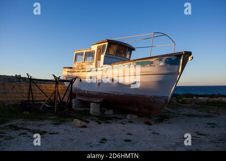 Altes Boot an Land, Malta Stockfoto