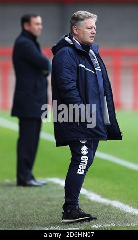 Crawley Town Manager John Yems (rechts) auf der Touchline während des Sky Bet League Two Spiels im People's Pension Stadium, Crawley. Stockfoto