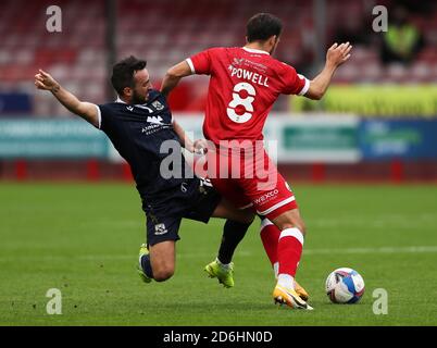 Morecambe John O’Sullivan (links) und Crawley Town Jack Powell kämpfen um den Ball während der Sky Bet League zwei Spiel im People's Pension Stadium, Crawley. Stockfoto