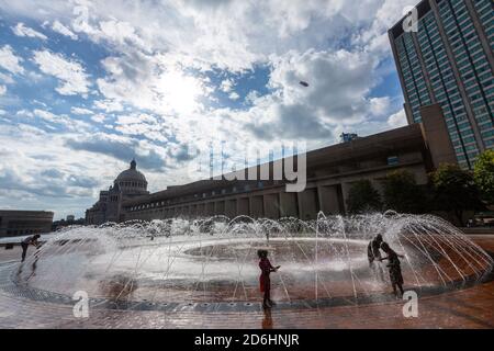 Kinder erfrischen sich im Splash Fountain im Christian Science Plaza, Boston, Massachusetts, USA Stockfoto