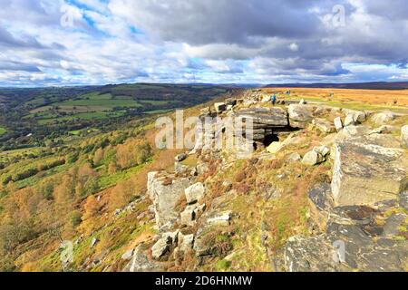 Wanderer auf Curbar Edge in der Nähe von Calver, Derbyshire, Peak District National Park, England, Großbritannien. Stockfoto