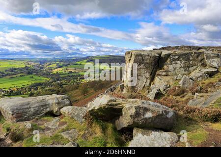 Wanderer auf Curbar Edge in der Nähe von Calver, Derbyshire, Peak District National Park, England, Großbritannien. Stockfoto