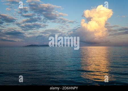 Wolkenlandschaft über der Insel Stockfoto