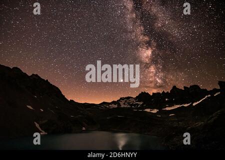 Farbenfrohe Nachtlandschaft mit Sternenhimmel. astrofotografie in den Alpen Stockfoto