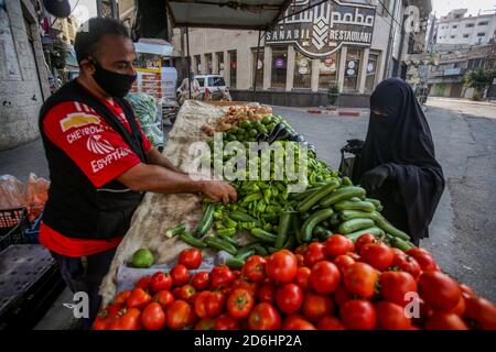 Gaza, Palästina. Oktober 2020. Ein palästinensischer Gemüseverkäufer mit Gesichtsmaske in Khan Yunis im südlichen Gaza-Streifen. Kredit: Yousef Masoud/SOPA Images/ZUMA Wire/Alamy Live Nachrichten Stockfoto