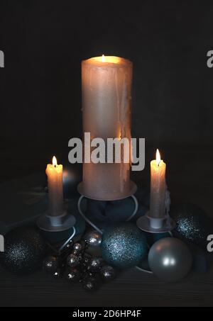 Weihnachtshintergrund mit Kerzen brennen im Dunkeln und Weihnachtsdekorationen. Stockfoto