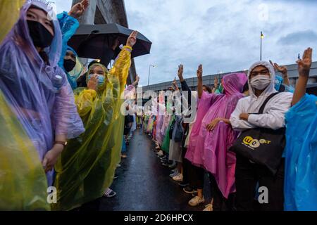 Bangkok, Thailand. Oktober 2020. Am vierten Tag in Folge gingen Demonstranten der Prodemokratie auf die Straße, um den Rücktritt von Premierminister Chan-o-cha, dem aktuellen parlament, sowie die Ausarbeitung einer neuen Verfassung und anderer Reformen zu fordern. Die Demonstranten versammelten sich an drei Hauptstandorten in der Stadt, obwohl die meisten öffentlichen Verkehrsmittel von den Behörden stillgestellt wurden. Die größte Gruppe versammelte sich in Bangkoks Gegend von Lad Prao, mit Tausenden, die die normalerweise geschäftige Ha Yek Lad Prao Kreuzung besetzen. Kredit: Adryel Talamantes/ZUMA Wire/Alamy Live Nachrichten Stockfoto