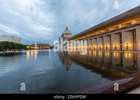 Mutter Kirche, reflektierender Pool, Kolonnadengebäude, Christian Science Plaza, Boston, Massachusetts, USA Stockfoto