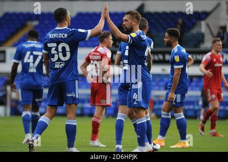 Ipswich, Großbritannien. Oktober 2020. Ipswichs Luke Chambers und Myles Kenlock High Five nach dem Sky Bet League 1 Spiel zwischen Ipswich Town und Accrington Stanley in Portman Road, Ipswich am Samstag, 17. Oktober 2020. (Kredit: Ben Pooley - MI News) Kredit: MI Nachrichten & Sport /Alamy Live Nachrichten Stockfoto