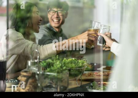 Glücklich asiatische multigenerational Familie von Papa Mama Tochter Mädchen und Großvater jubelt zusammen während des Mittagessens zusammen mit freudig. Glückliche Familie eng Stockfoto