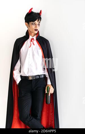 Portrait von asiatischen jungen erwachsenen Teenager Mann tragen Halloween Kostüm Tuch für Halloween-Party Hintergrund. Halloween feiern und internationalen Feiertag c Stockfoto