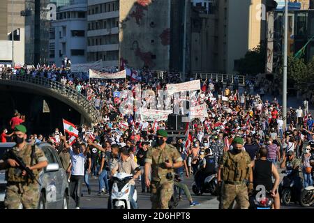 Beirut, Libanon. Oktober 2020. Anti-Regierungs-Aktivisten marschieren an einem marsch zum 1. Jahrestag der Proteste, die von Libanesen gegen die wirtschaftliche Lage und politische Sackgasse ausgelöst wurden. Quelle: Marwan Naamani/dpa/Alamy Live News Stockfoto