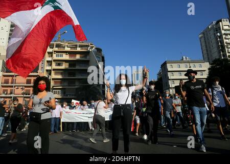 Beirut, Libanon. Oktober 2020. Anti-Regierungs-Aktivisten marschieren an einem marsch zum 1. Jahrestag der Proteste, die von Libanesen gegen die wirtschaftliche Lage und politische Sackgasse ausgelöst wurden. Quelle: Marwan Naamani/dpa/Alamy Live News Stockfoto