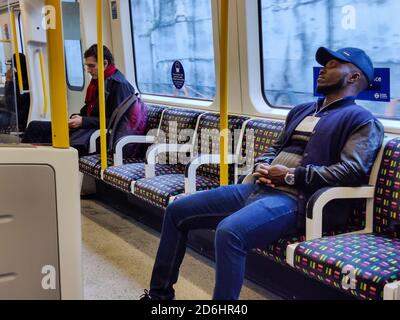 London, Großbritannien. 17. Oktober 2020. Passagiere auf der Piccadilly-Linie ohne Gesichtsmasken, obwohl das Tragen von Gesichtsmasken obligatorisch ist, um mit der U-Bahn zu reisen. Die britischen Coronavirus-Fälle nehmen zu, und das Kapital ist heute von Tier 1 auf Tier 2 Covid-Alarmstufe umgezogen. Kredit: Stephen Chung / Alamy Live Nachrichten Stockfoto