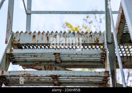 Rostig grün Metall Treppe Detail im Freien Stockfoto