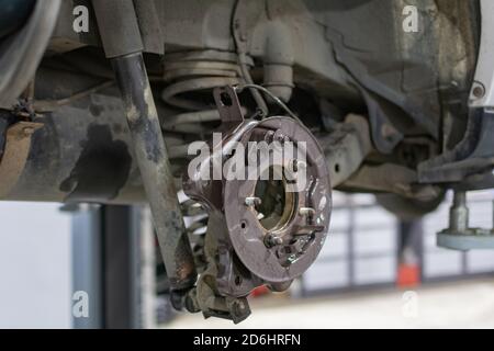 Auto in Betrieb. Detail der Radnabenbaugruppe am Automobil. Stockfoto