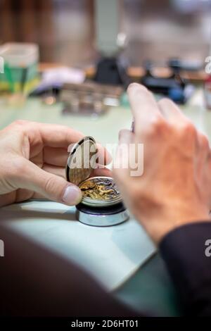 Details von Uhren und Mechanismen für Reparatur, Restaurierung und Wartung. mas Hände Stockfoto