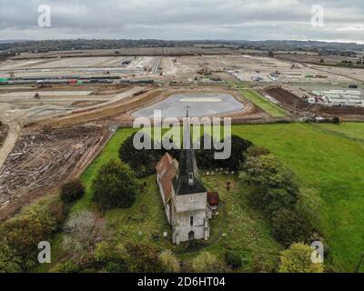 Sevington, Großbritannien. Oktober 2020. (Anmerkung des Herausgebers: Bild von einer Drohne)Sevington Church mit Blick auf den Bau der neuen Sevington Inland Border Facility, Ashford, Kent. Kredit: SOPA Images Limited/Alamy Live Nachrichten Stockfoto