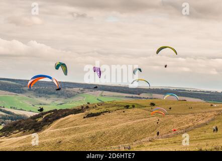 Bo-Peep Hill, Alciston, East Sussex, Großbritannien. Oktober 2020. Bedeckt aber trocken in den schönen Sussex Downs. Wind aus dem Norden bringt Gleitschirmflieger zum Bo-Peep Hügel. Kredit: David Burr/Alamy Live Nachrichten Stockfoto