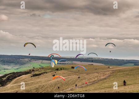 Bo-Peep Hill, Alciston, East Sussex, Großbritannien. Oktober 2020. Bedeckt aber trocken in den schönen Sussex Downs. Wind aus dem Norden bringt Gleitschirmflieger zum Bo-Peep Hügel. Kredit: David Burr/Alamy Live Nachrichten Stockfoto