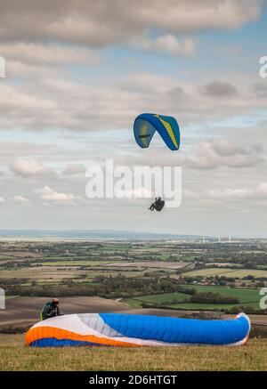 Bo-Peep Hill, Alciston, East Sussex, Großbritannien. Oktober 2020. Bedeckt aber trocken in den schönen Sussex Downs. Wind aus dem Norden bringt Gleitschirmflieger zum Bo-Peep Hügel. Kredit: David Burr/Alamy Live Nachrichten Stockfoto