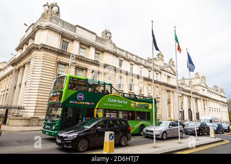 Dublin, Irland - 10. November 2015: Bus und Autos außerhalb des Taoiseach-Ministeriums, der Titel des stellvertretenden Premierministers in Regierungsgebäuden, Stockfoto