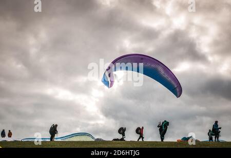 Bo-Peep Hill, Alciston, East Sussex, Großbritannien. Oktober 2020. Bedeckt aber trocken in den schönen Sussex Downs. Wind aus dem Norden bringt Gleitschirmflieger zum Bo-Peep Hügel. Kredit: David Burr/Alamy Live Nachrichten Stockfoto