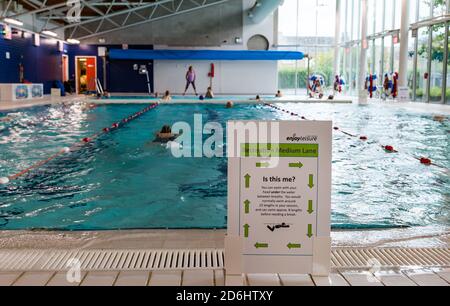 Personen im Hallenbad mit Covid-19 Bahnen, North Berwick Sportzentrum, East Lothian, Schottland, Großbritannien Stockfoto