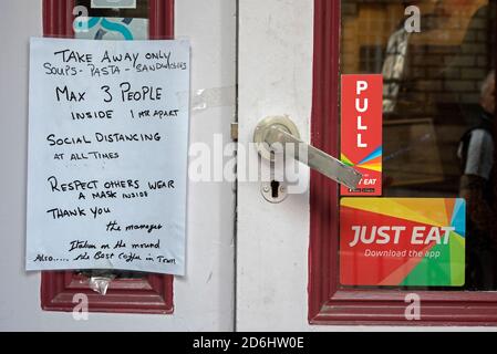 Beachten Sie und essen Sie einfach Aufkleber an der Tür eines Cafés während der Pandemie 19, Edinburgh, Schottland, Großbritannien. Stockfoto