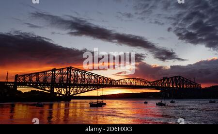 Sonnenuntergang hinter der Pont du Quebec, Quebec City, Kanada Stockfoto