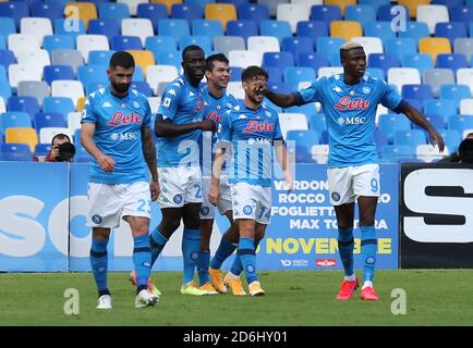 Neapel, Italien. Oktober 2020. Napoli'a Spieler feiern ihr erstes Tor während der Serie A Fußballspiel SSC Napoli gegen Atalanta BC. Neapel gewann 4:1. Kredit: Unabhängige Fotoagentur/Alamy Live Nachrichten Stockfoto