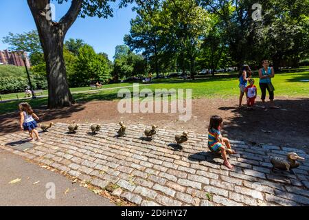 Kinder in Bronze sitzen Platz für Entlein Skulpturen in Boston Public Garden, Boston, Massachusetts, USA Stockfoto