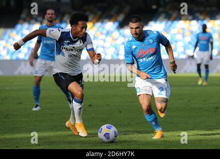 Neapel, Italien. Oktober 2020. Atalanta's kolumbianischer Verteidiger Johan Mojica kämpft mit Napoli's italienischem Stürmer Matteo Politano während des Serie A Fußballspiels SSC Napoli gegen Atalanta BC um den Ball. Neapel gewann 4:1. Kredit: Unabhängige Fotoagentur/Alamy Live Nachrichten Stockfoto