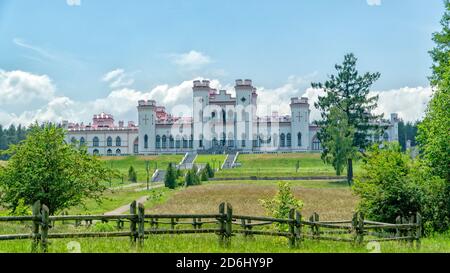 Rekonstruktion der gotischen Burg in der Stadt. Burg Kosava. Juni 2020 Gebiet Brest, Weißrussland Stockfoto