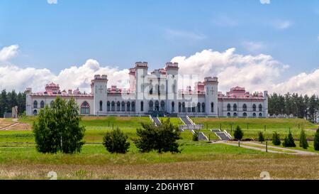 Rekonstruktion der gotischen Burg in der Stadt. Burg Kosava. Juni 2020 Gebiet Brest, Weißrussland Stockfoto