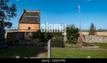 National Flag Heritage Center in alten Kalk gewaschen Dovecote mit Saltire-Flay fliegen, Athelstaneford, East Lothian, Schottland, Großbritannien Stockfoto