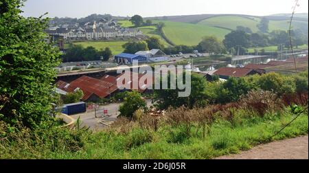 Von der Dachterrasse aus hat man einen Blick über einen Teil von Totnes, nach Osten über den Fluss Dart in Richtung Longmarsh. Stockfoto