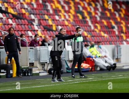 Brentford Community Stadium, London, Großbritannien. Oktober 2020. English Football League Championship Football, Brentford FC gegen Coventry City; Coventry City Manager Mark Robins gibt Anweisungen für diese Spieler aus der Touchline Credit: Action Plus Sports/Alamy Live News Stockfoto