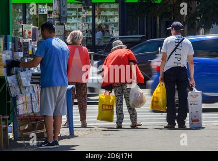 Bukarest, Rumänien - 02. Juli 2020 auf einem großen Boulevard in Bukarest überqueren alte Menschen die Straße. Dieses Bild ist nur für redaktionelle Zwecke bestimmt. Stockfoto