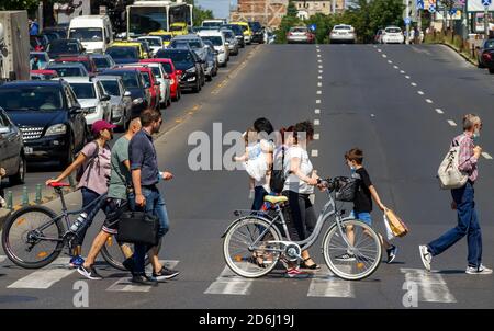 Bukarest, Rumänien - 23. Juli 2020: Menschen überqueren die Straße in der Nähe des „Unirii-Platzes“ im Zentrum von Bukarest, Rumänien. Stockfoto