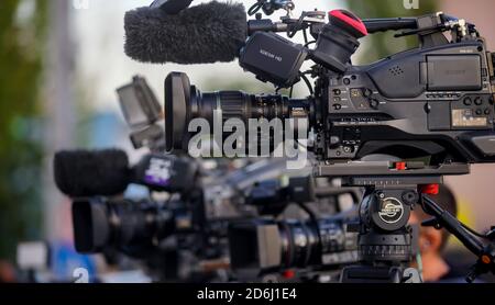 Bukarest, Rumänien - 29. September 2020: Ein großer Sony CineAlta XDCAM HD-Schultercamcorder eines Nachrichtenfernsehkanals wird bei einem Nachrichtenevent in Bukarest gesehen. Stockfoto