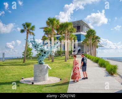 Paar am Pier Point Struktur, auf dem neu wiederaufgebauten St. Pete Pier in St. Petersburg Florida USA eröffnet im Jahr 2020 Stockfoto