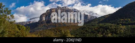 Herbstpanorama der Berge und der Aguerri und Caznarez Bands, in den Aragonischen Pyrenäen, in der Selva de Oza, Hecho Tal, Spanien. Stockfoto