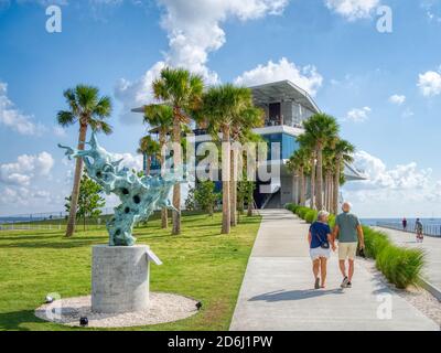 Paar am Pier Point Struktur, auf dem neu wiederaufgebauten St. Pete Pier in St. Petersburg Florida USA eröffnet im Jahr 2020 Stockfoto