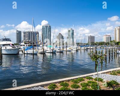 Waterfront Marina mit Skyline von St. Petersburg Florifa USA in Der Hintergrund Stockfoto