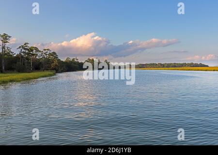 Bryan Creek am Cibogue Sound in South Carolina im frühen Herbst. Stockfoto