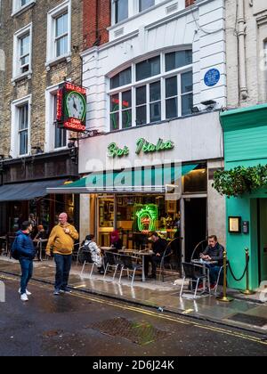 Bar Italia Soho London - Neon-Schilder vor dem berühmten Café Bar Italia in der Frith Street im Londoner Unterhaltungsviertel Soho. Gegründet 1949. Stockfoto