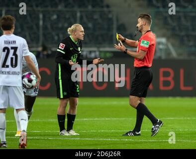 17. Oktober 2020, Nordrhein-Westfalen, Mönchengladbach: Fußball: Bundesliga, Bor. Mönchengladbach - VfL Wolfsburg, 4. Spieltag im Borussia Park: Schiedsrichter Daniel Schlager (r) zeigt Xaver Schlager aus Wolfsburg eine gelbe Karte. Foto: Bernd Thissen/dpa - WICHTIGER HINWEIS: Gemäß den Vorschriften der DFL Deutsche Fußball Liga und des DFB Deutscher Fußball-Bund ist es verboten, im Stadion und/oder aus dem Spiel aufgenommenen Fotografien in Form von Sequenzbildern und/oder videoähnlichen Fotoserien zu nutzen oder auszunutzen. Stockfoto