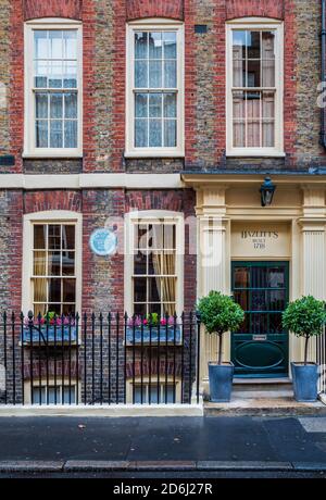 Hazlitt's Hotel London, Boutique Hotel in Soho London. Das Gebäude ist ein georgianisches Stadthaus aus dem Jahr 1718. Blaues Schild des Essayisten William Hazlitt. Stockfoto